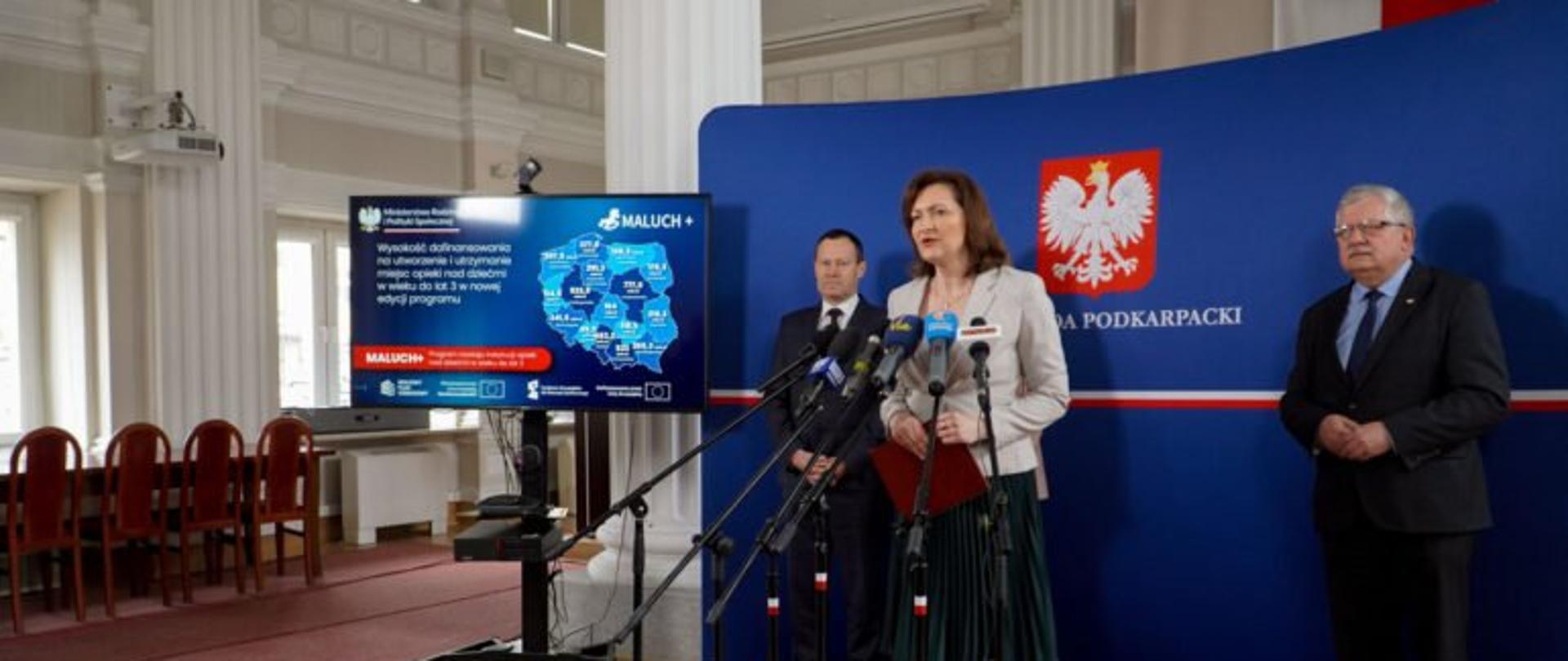 Wojewoda podkarpacki Ewa Leniart zabiera głos podczas konferencji prasowej na temat programu Maluch+. Za wojewodą stoją poseł na Sejm RP Kazimierz Gołojuch oraz burmistrz Boguchwały Wiesław Kąkol 