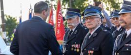 Wojewoda wręcza decyzje o przyznaniu świadczenia emerytalnego dla druhów OSP