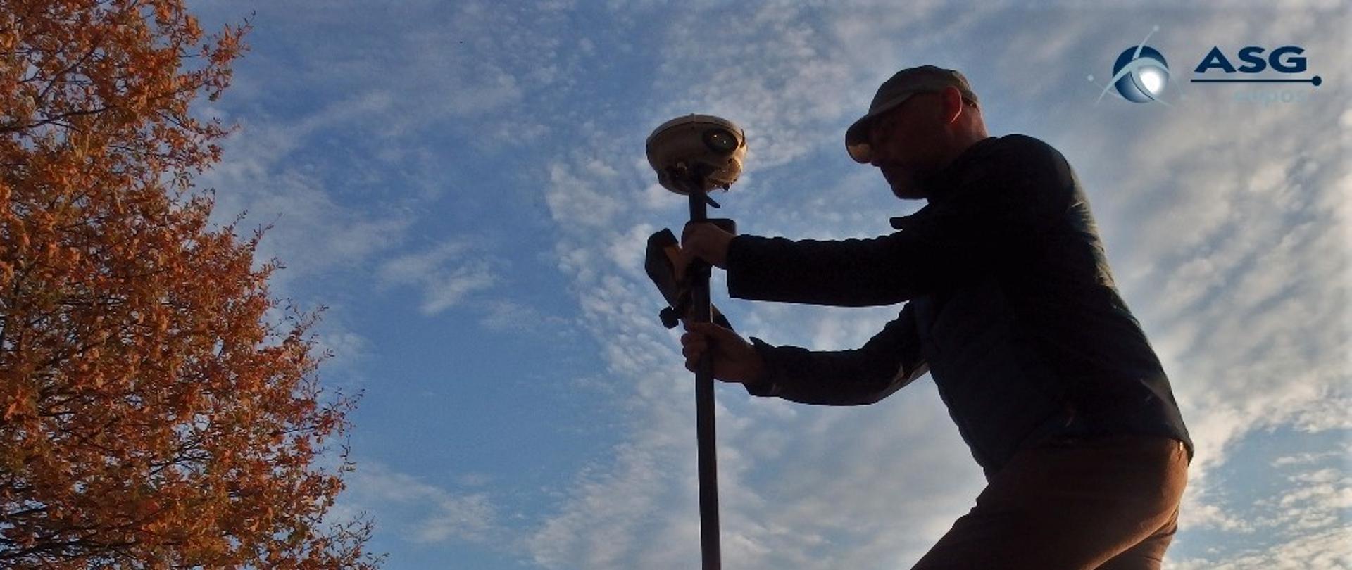 przedstawia użytkownika wykonującego pomiary