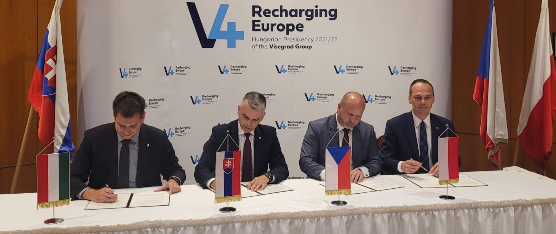 Wiceminister infrastruktury Rafał Weber podczas spotkania ministrów ds. transportu państw Grupy Wyszehradzkiej (V4). Obecni byli także wiceminister innowacji i przemysłu Węgier Dávid Vitézy, wiceminister transportu i budownictwa Słowacji Jaroslav Kmet’ oraz wiceminister transportu Czech Václav Bernard.