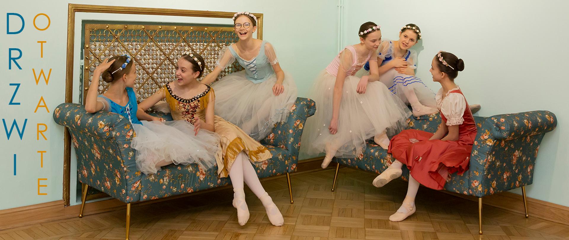 Rozradowane dzieci zajęte rozmową, siedzące na sofach, napis "drzwi otwarte" 