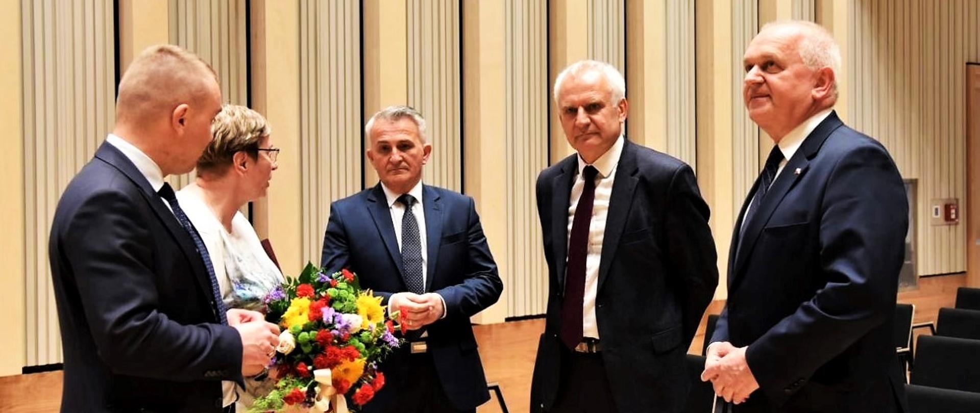 Wojewoda z samorządowcami oglądają aulę szkoły