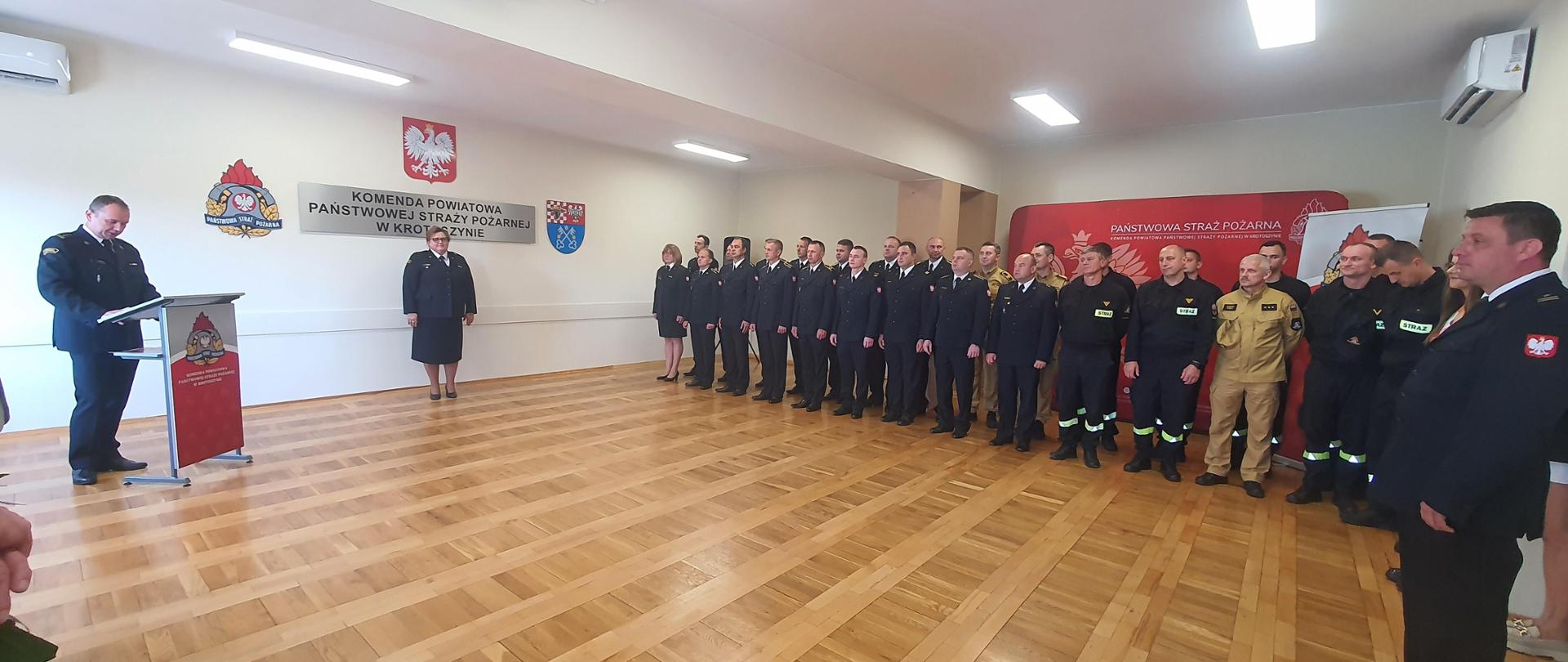 Podczas uroczystego apelu z okazji przejścia na zaopatrzenie emerytalne bryg. Małgorzaty Olejnik, komendant powiatowy PSP w Krotoszynie odczytuje okolicznościowe przemówienie, dziękując za 25 lat służby krotoszyńskiej kadrowej. W apelu uczestniczą czynni i emerytowani funkcjonariusze krotoszyńskiej komendy