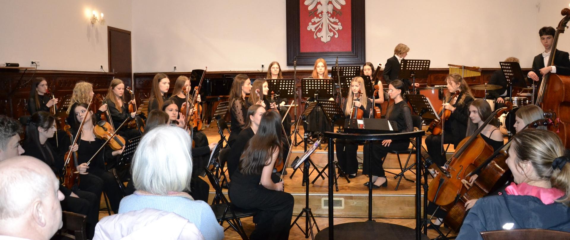 orkiestra PSM II stopnia podczas koncertu "W stronę pięknej pogody"