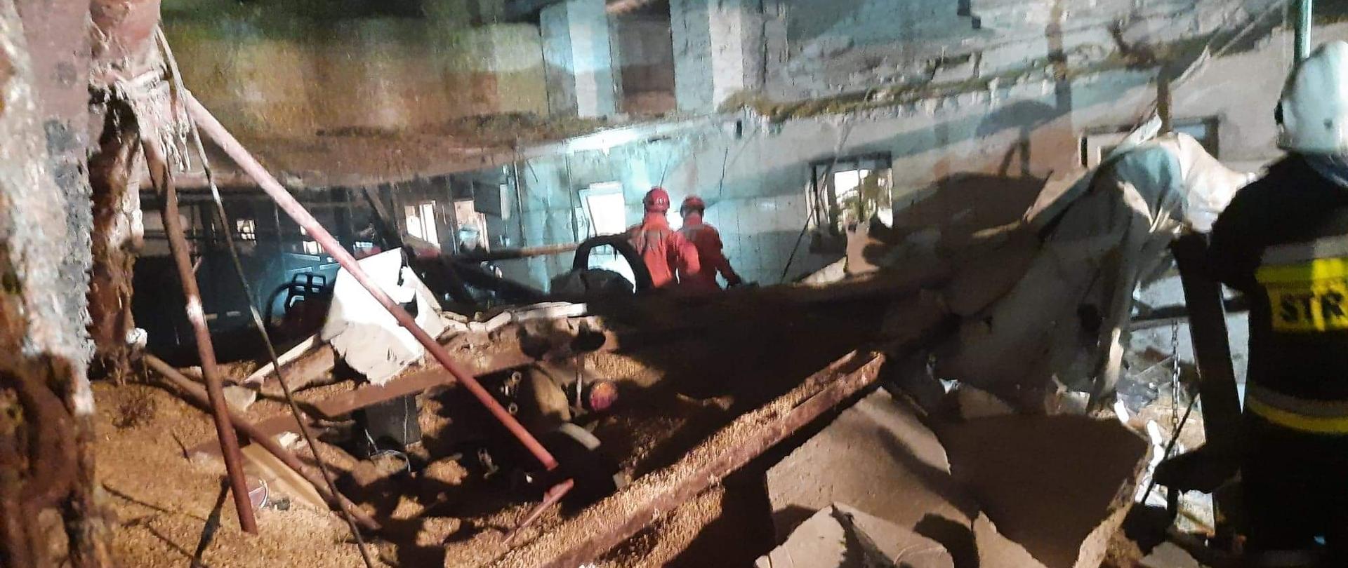 Zawalony strop w oborze w Pęchratce Polskiej