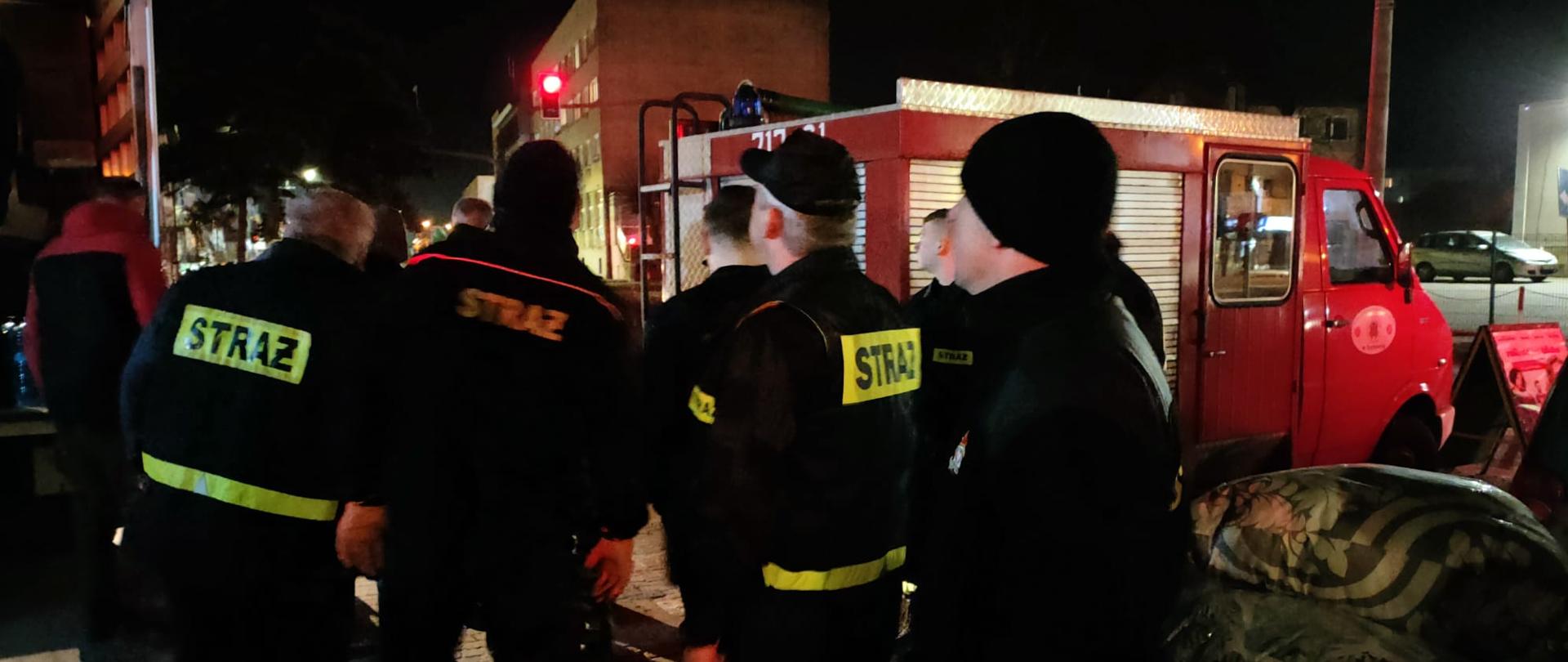 Strażacy pomagają przy pakowaniu do samochodów rzeczy uzbieranych przez mieszkańców miasta dla ludzi potrzebujących z Ukrainy.