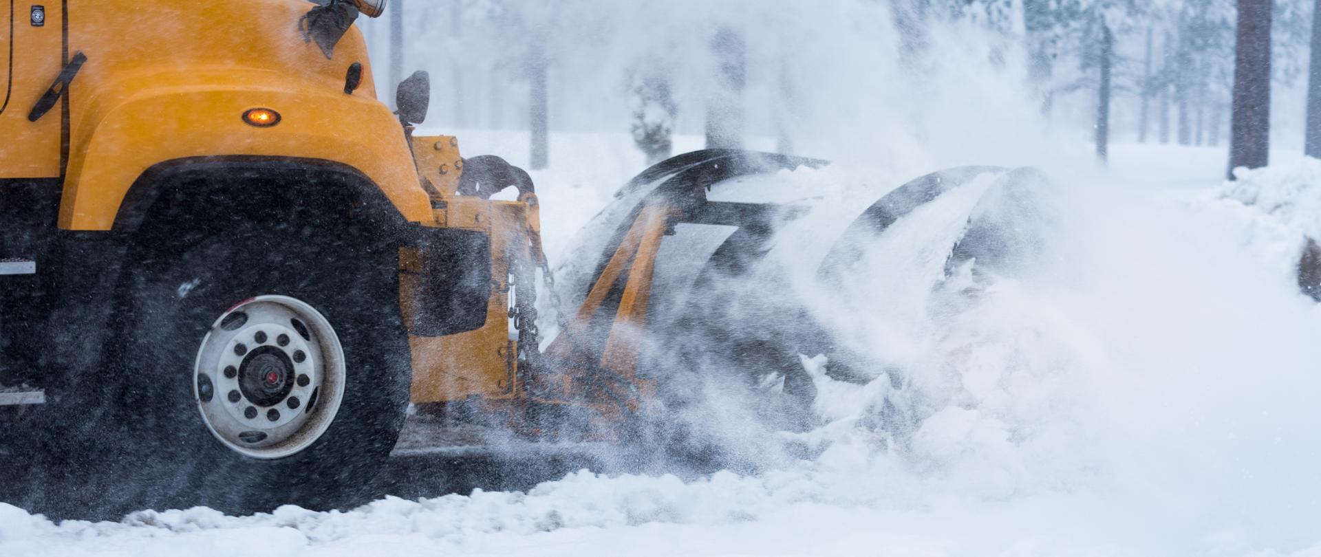 Zdjęcie pługu odśnieżającego ulice.