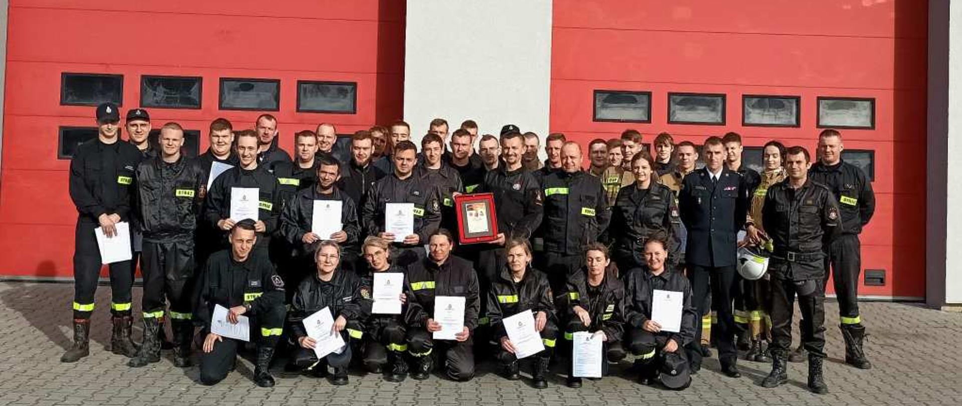 zdjęcie przedstawia uczestników kursu podstawowego dla strażaków z jednostek OSP