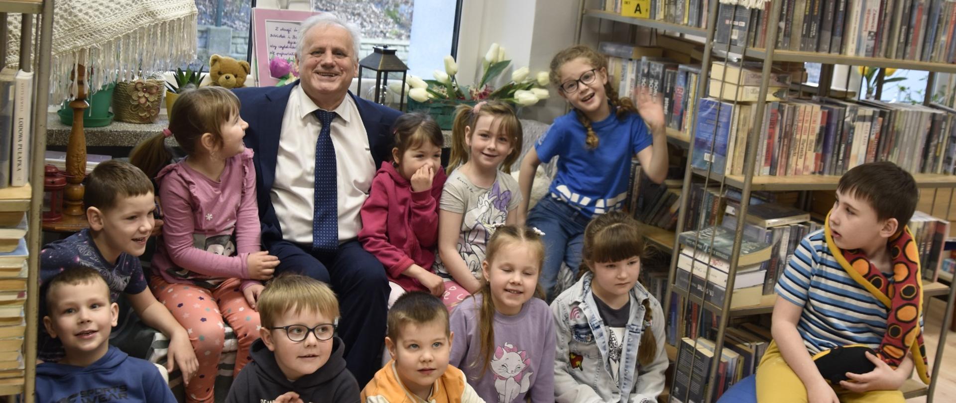 Nowa biblioteka – nowe marzenia. Wicewojewoda Zbigniew Szczypiński z wizytą w Szkole Podstawowej w Czerwonce