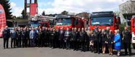 Zdjęcie grupowe wszystkich strażaków i zaproszonych gości