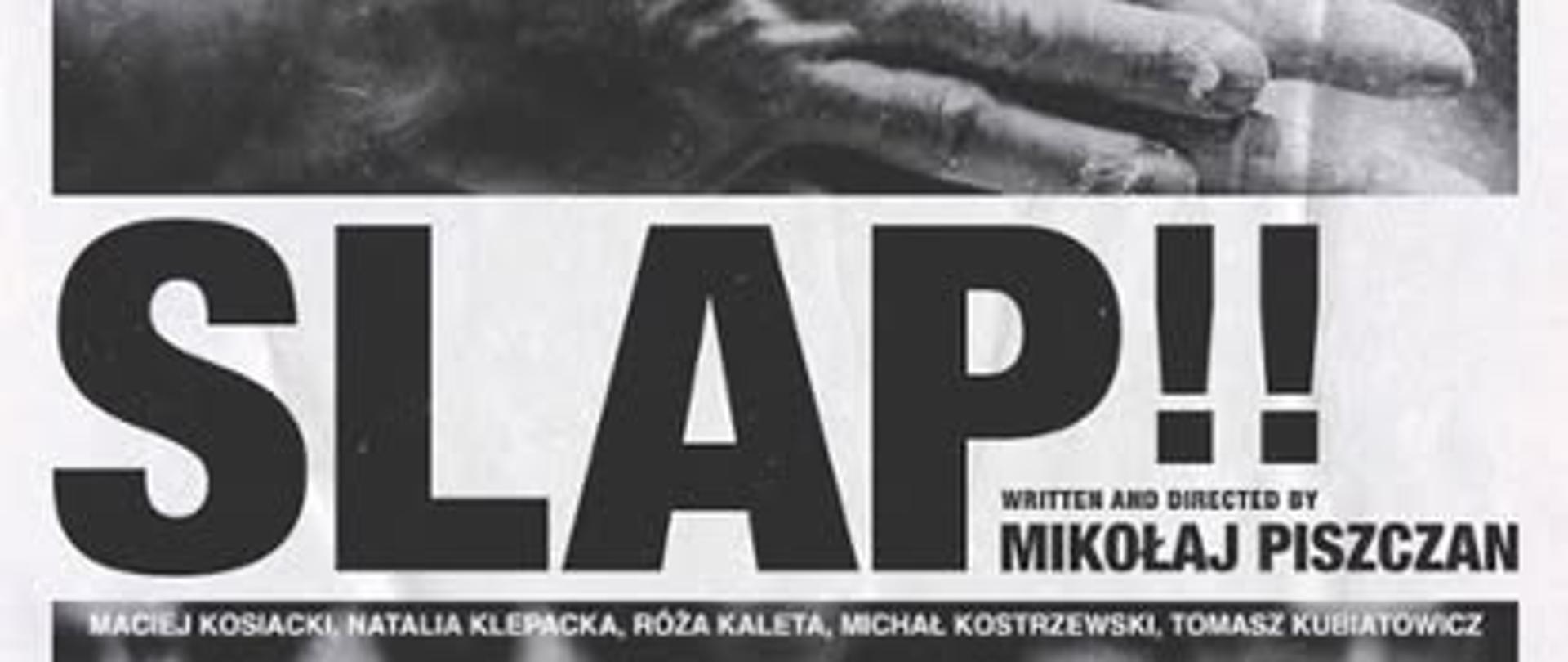 Czarno-biały plakat filmu SLAP!! Mikołaja Piszczana. W górnej części widoczna jest otwarta dłoń, poniżej duży tytuł filmu, a w dolnej części portret mężczyzny.