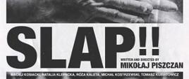 Czarno-biały plakat filmu SLAP!! Mikołaja Piszczana. W górnej części widoczna jest otwarta dłoń, poniżej duży tytuł filmu, a w dolnej części portret mężczyzny.