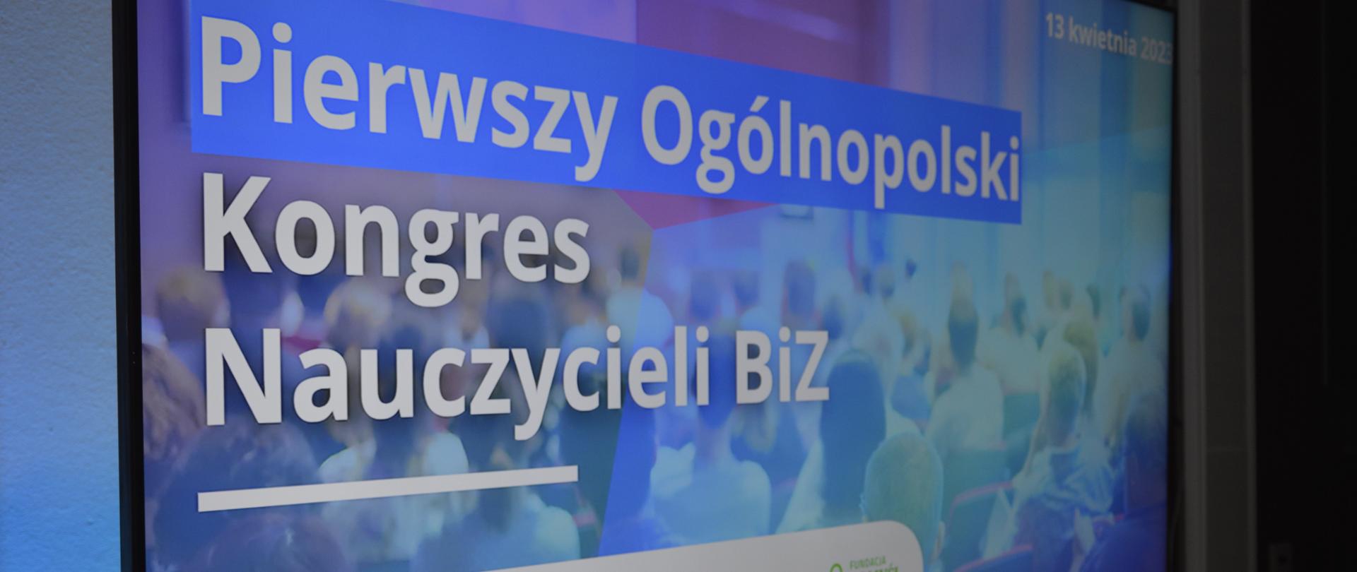 Widok na monitor z napisem Pierwszy ogólnopolski Kongres Nauczycieli BiZ.