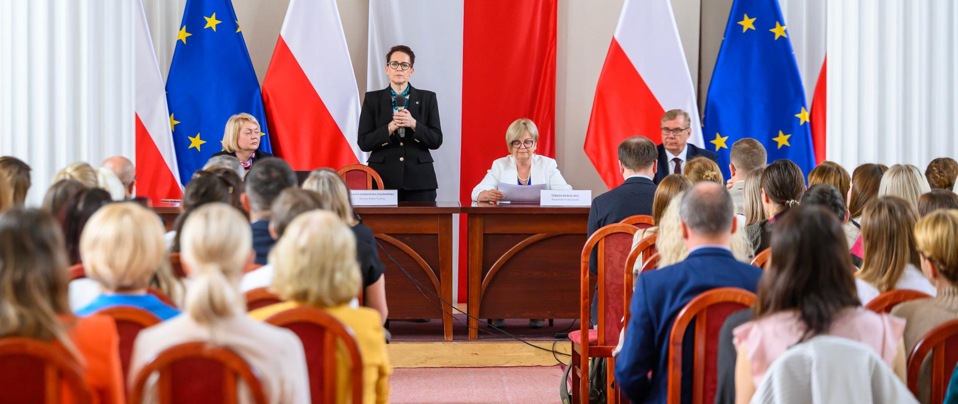 Zdjęcie przedstawia uczestników spotkania z szefową Służby Cywilnej Anitą Noskowską Piątkowską