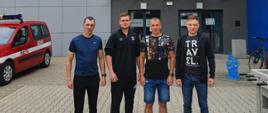 Na zdjęciu przedstawiciele komendy powiatowej PSP w Złotowie biorący udział w zawodach tj. Kacper Kaluta, Maciej Palacz, Paweł Wilowski oraz Patryk Szpura. W tle pływalnia w Śremie.