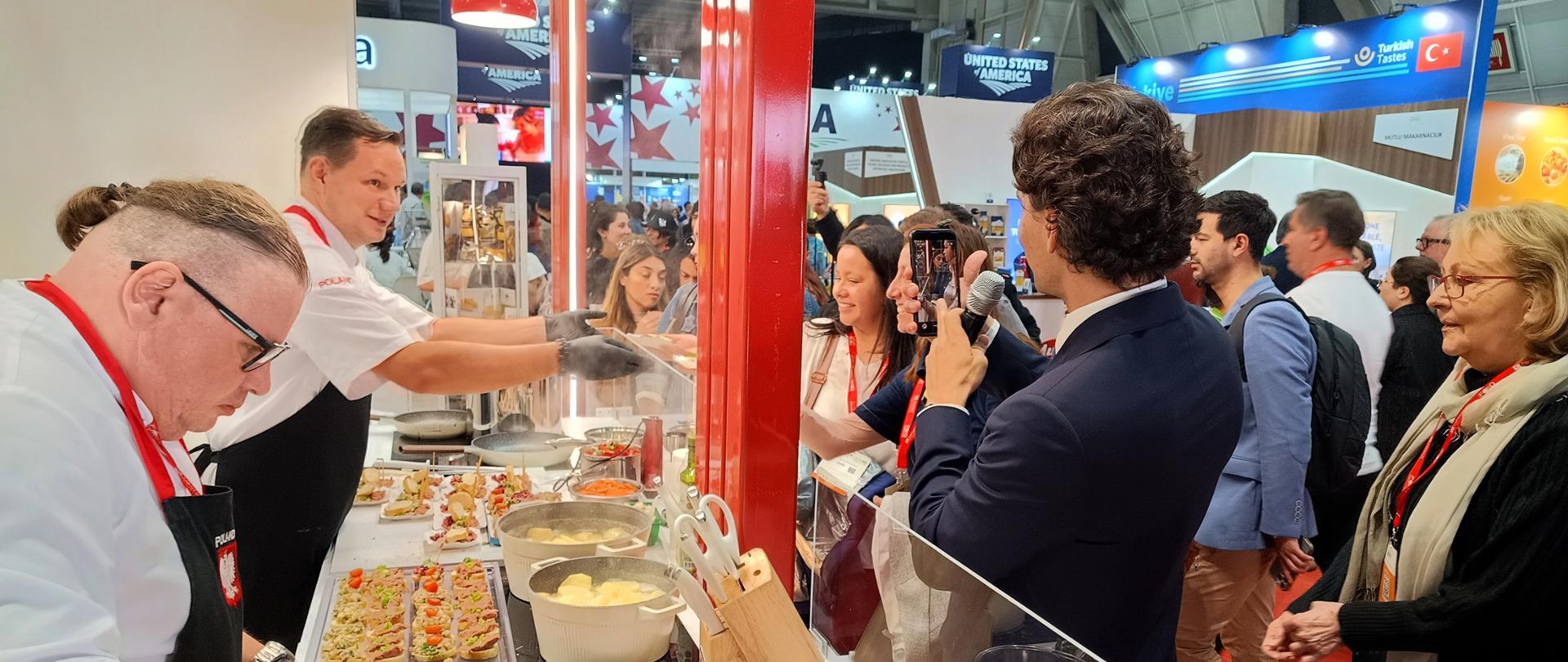 Polskie stoisko narodowe po raz drugi na targach Espacio Food Service w Chile - kucharze gotują dla odwiedzających targi