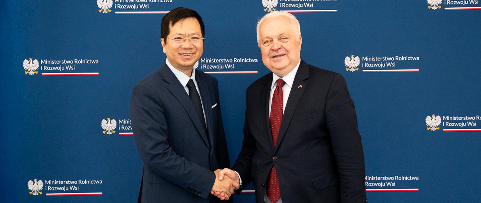 Ambasador Wietnamu w Polsce Ha Hoang Hai oraz Wiceminister Jacek Czerniak (fot. MRiRW)