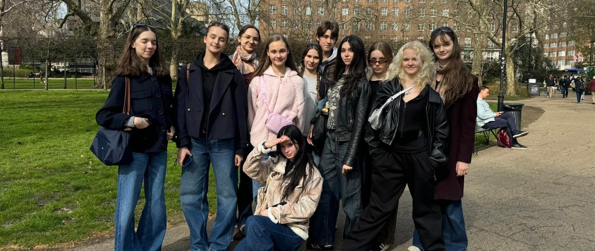 Wycieczka kl.VII zdjęcie w parku