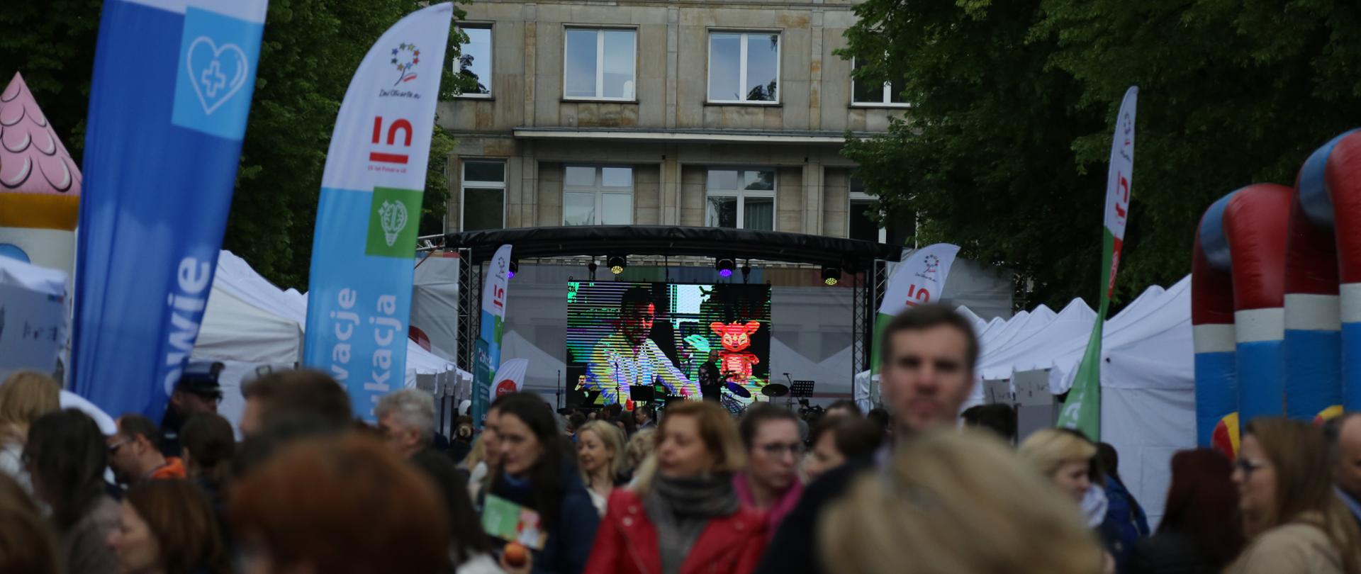 Widok na scenę i uczestników