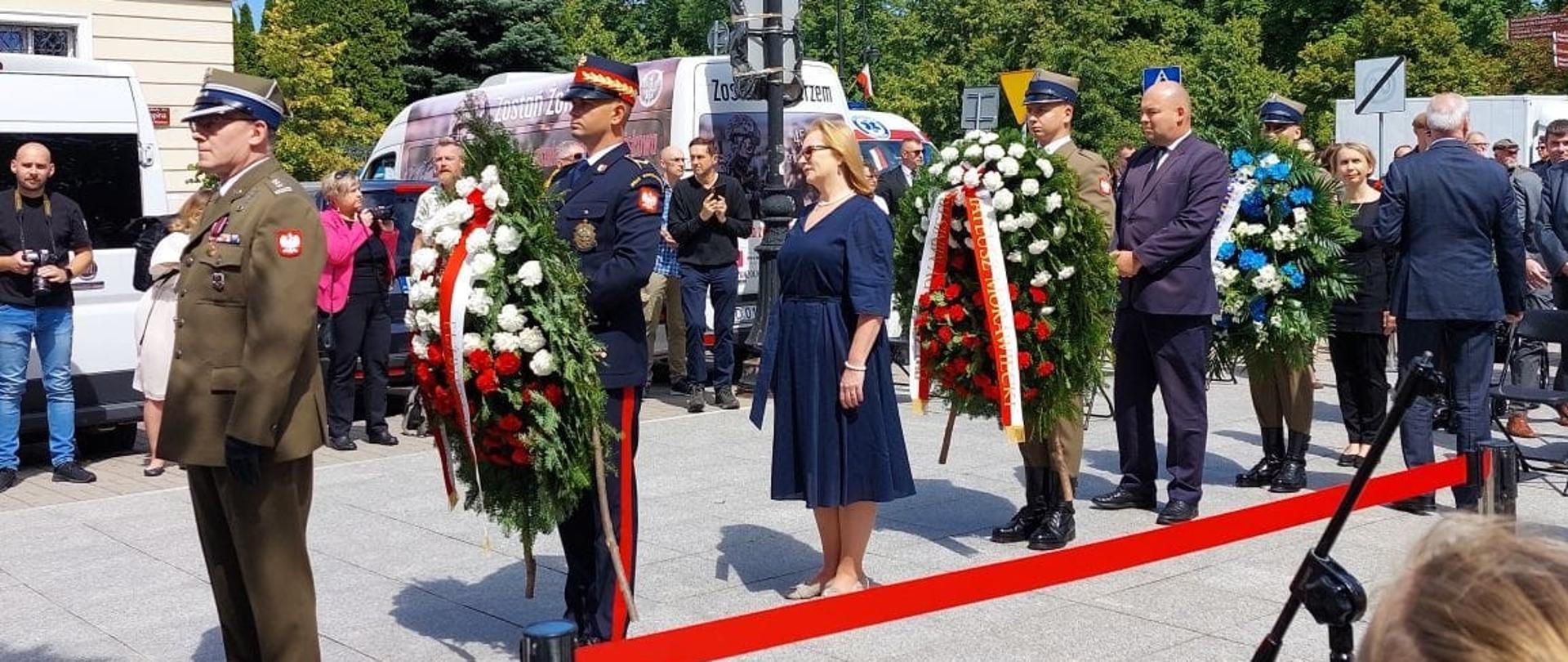 Uroczystość składania kwiatów pod pomnikiem gen. Stefana Roweckiego