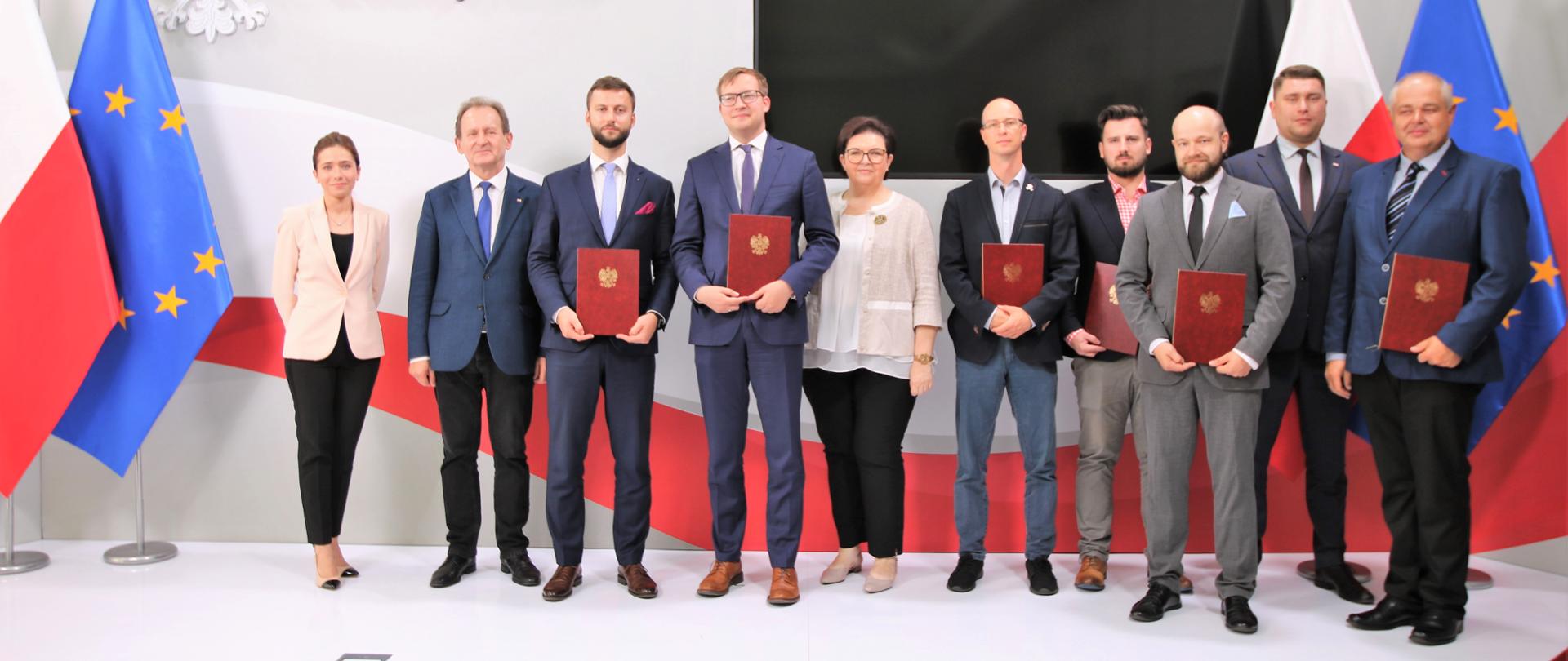 zdjęcie przedstawia wspólnie wszystkich zebranych, którzy otrzymali powołania wraz z wiceministrem Bernackim oraz rzecznikiem ministerstwa Adrianną Całus