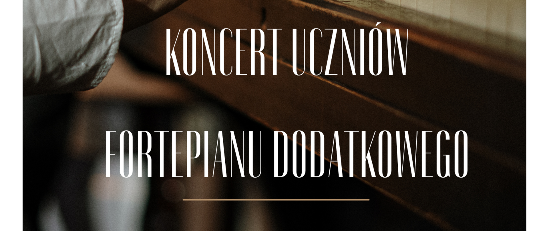 Na plakacie umieszczone zostało zdjęcie fortepianu i ręce grającego muzyka, umieszczone są białe litery z nazwą szkoły oraz informacjami o koncercie.
