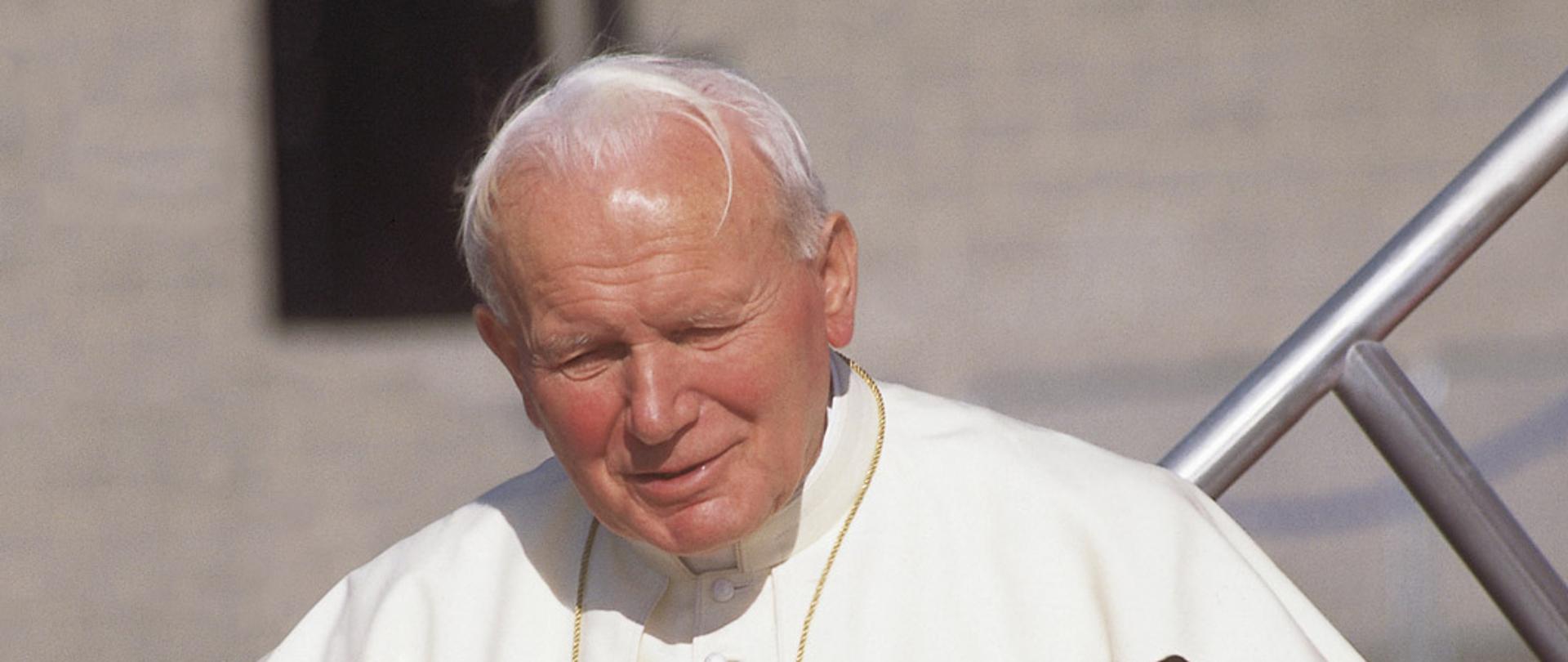 8.10.1995 Baltimora, USA. Il Papa Giovanni Paolo II abbraccia due bambini all'aeroporto. 