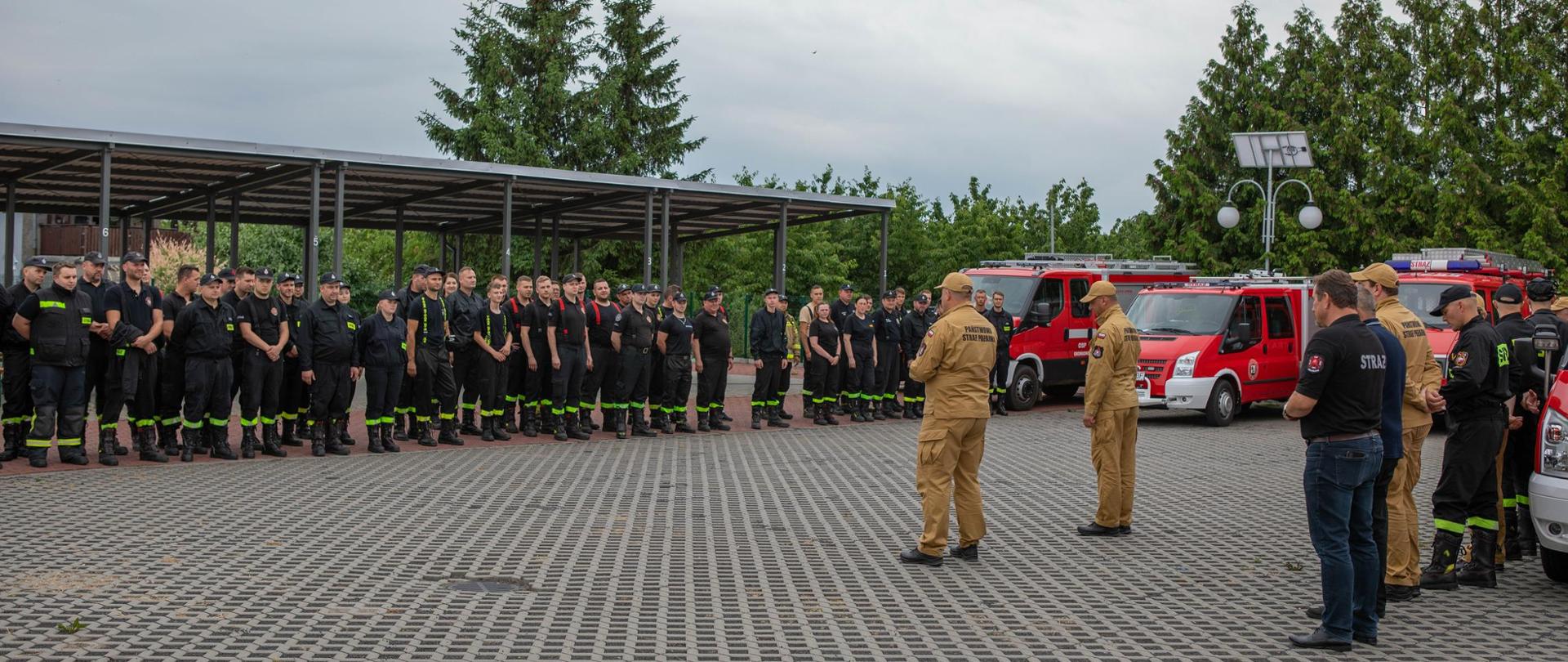 Na zdjęciu widnieją strażacy w trakcie organizowanych manewrów z zakresu ratownictwa medycznego. 