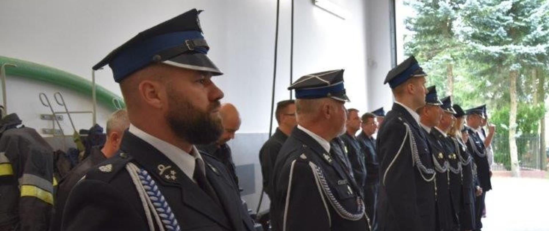 Zdjęcie przedstawia członków OSP Bredynki podczas uroczystego przekazania sprzętu