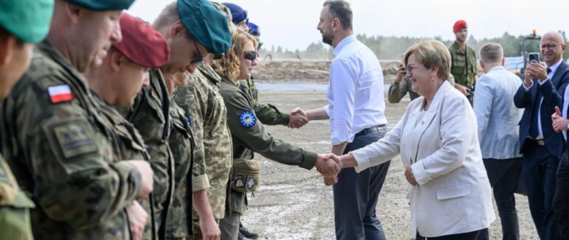 Wicepremier, minister obrony narodowej Władysław Kosiniak-Kamysz i wojewoda podkarpacki Teresa Kubas-Hul witają się z żołnierzami