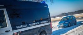 Od lewej: oznakowany furgon mazowieckiej Inspekcji Transportu Drogowego z włączonymi niebieskimi światłami uprzywilejowania w ruchu i stojący za nim kontrolowany samochód osobowy.