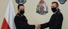 Na zdjęciu komendant miejski PSP w Przemyślu składa gratulacje za służbę odchodzącemu naczelnikowi wydziału operacyjnego