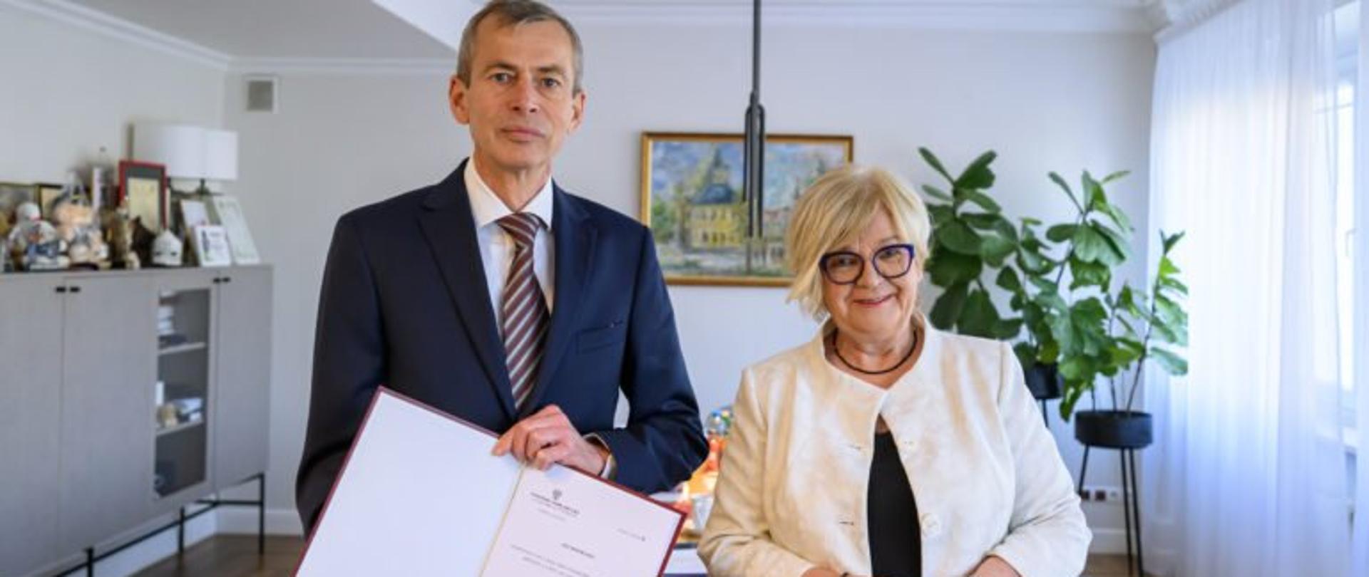 Zdjęcie przedstawia wojewodę podkarpackiego Teresę Kubas-Hul i konsultanta wojewódzkiego w dziedzinie neurologii Rafała Juchę