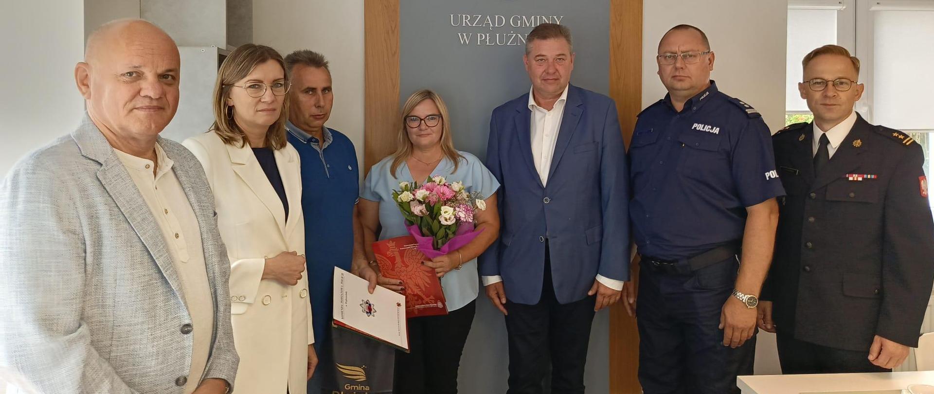 Wspólne zdjęcie Pani Wicestarosta — Gizeli Pijar, Wójt Gminy Płużnica — Macieja Puchały, Komendant Powiatowego Policji — mł.insp. Dariusza Dziura oraz Zastępca Komendanta Powiatowego PSP w Wąbrzeźnie — bryg. Piotra Rogowskiego, małżeństwo Państwo Hanna i Józef Zielińscy.