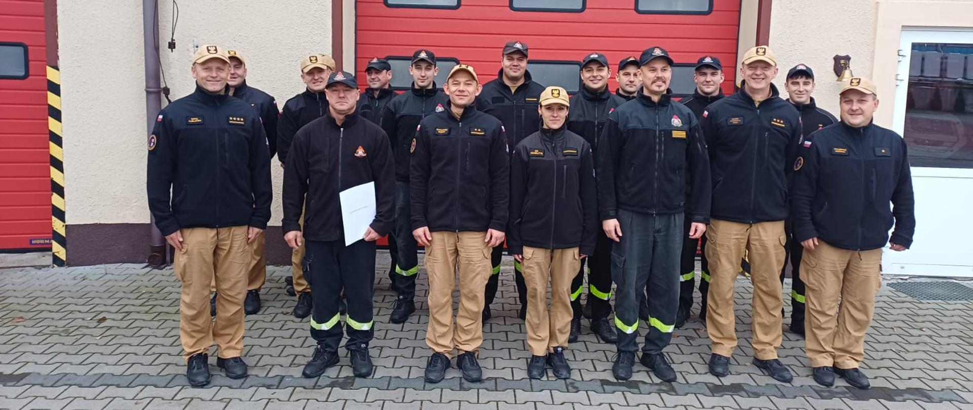 Strażacy KP PSP Świdwin na zdjęciu grupowym.