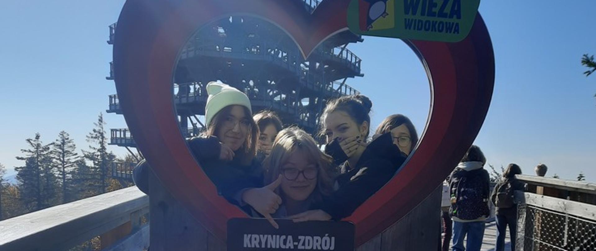 Grupa dziewcząt przed wejściem na wieżę widokową w Krynicy-Zdroju