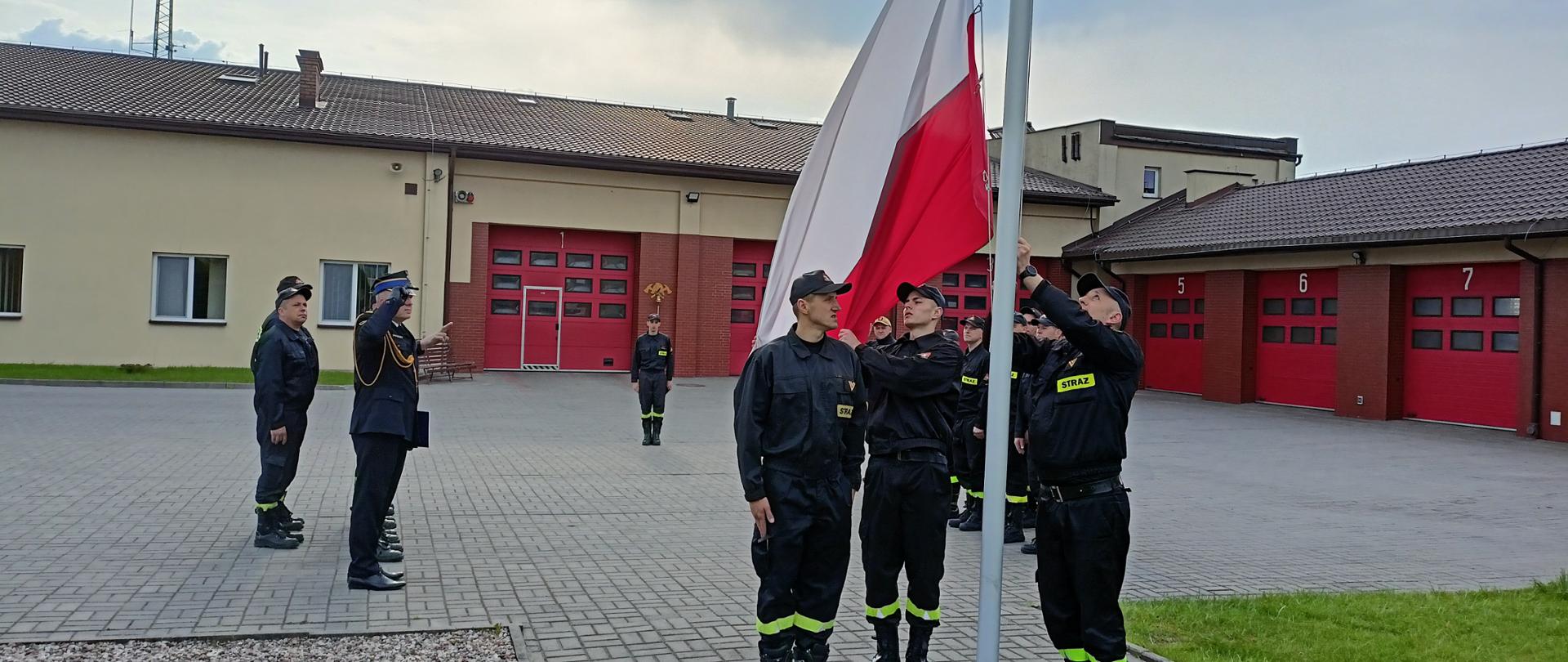 Na zdjęciu ceremonia podniesienia Flagi Państwowej