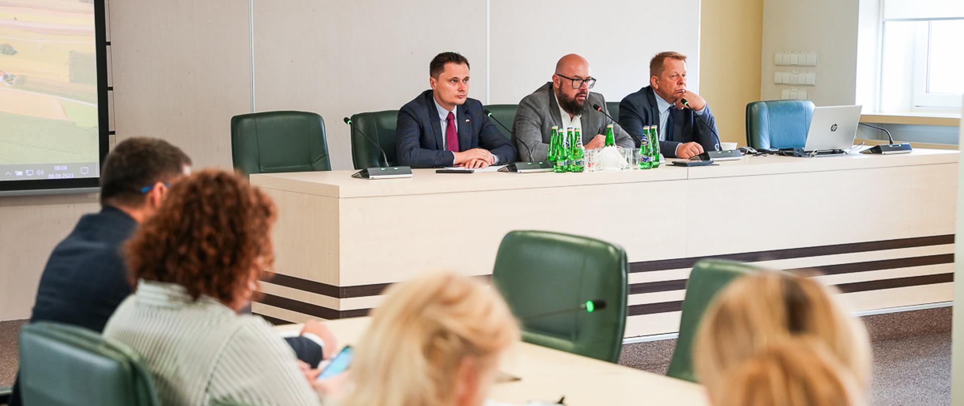 Wiceminister Krzysztof Ciecióra podczas obrad (fot. MRiRW)