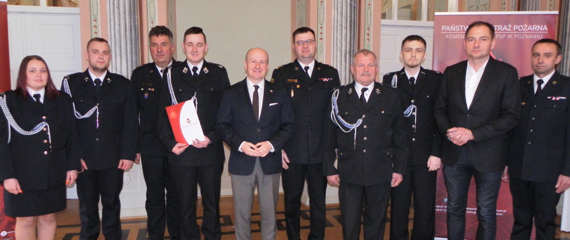 zdjecie grupowe, grupa ludzi , mężczyzn i kobieta w mundurach