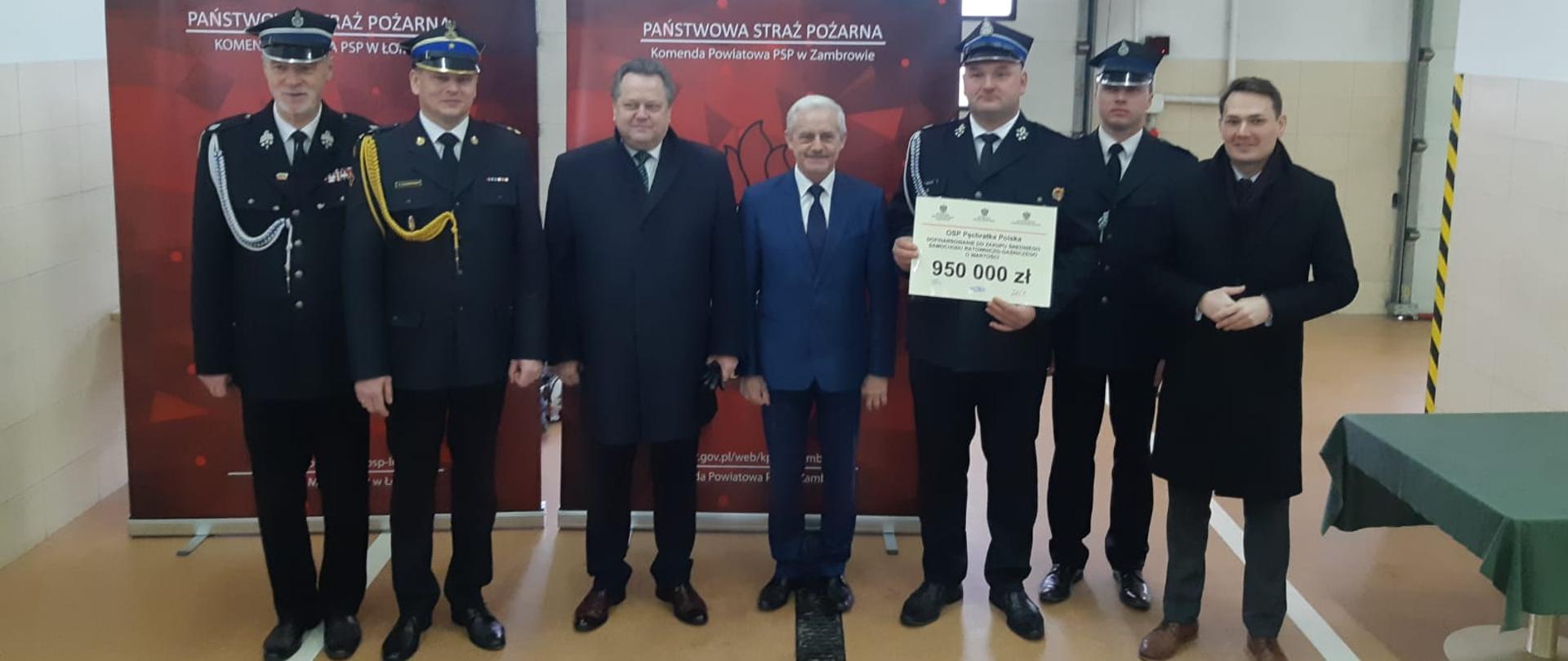 wręczenie promes dla jednostek OSP z terenu powiatu zambrowskiego w garażu JRG łomża