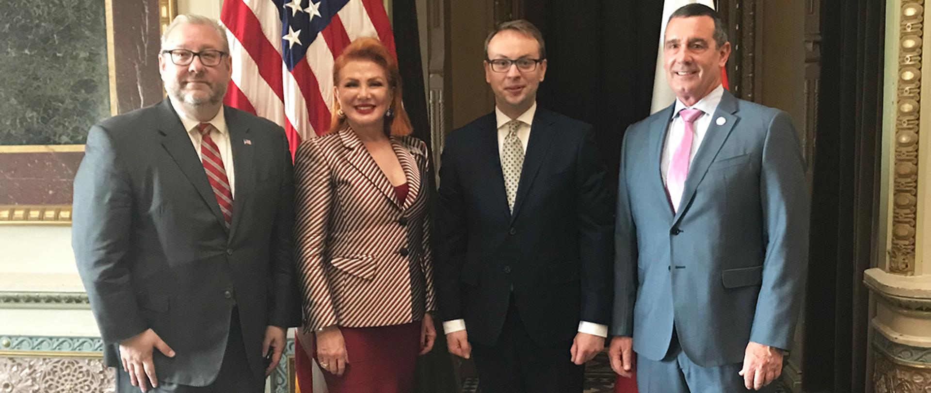 Wiceminister Krzysztof Kozłowski podczas uroczystości podpisania umowy o zwalczaniu przestępczości.