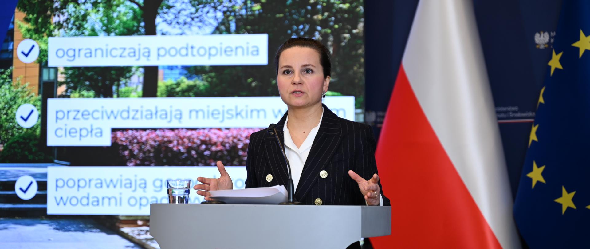 Ministra Urszula Zielińska podczas konferencji prasowej