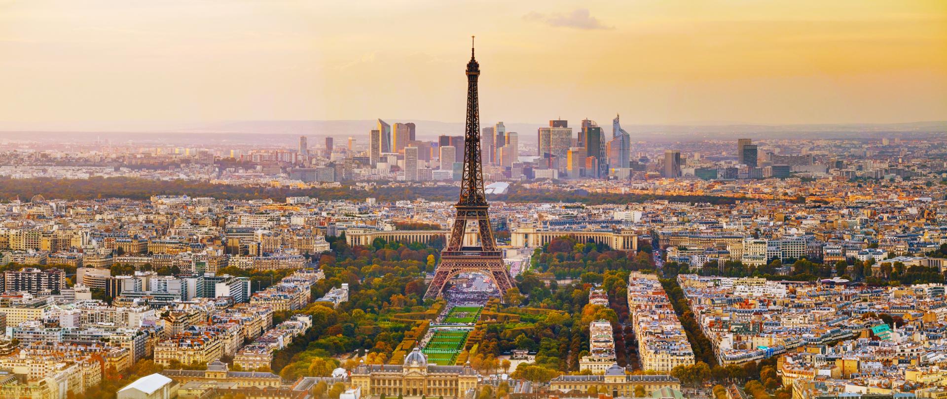 Paryż z lotu ptaka. Widać Wieżę Eiffela, centrum i dzielnicę biznesową.