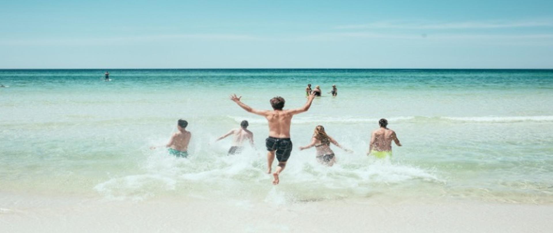 Kąpiący się ludzie na tle morza