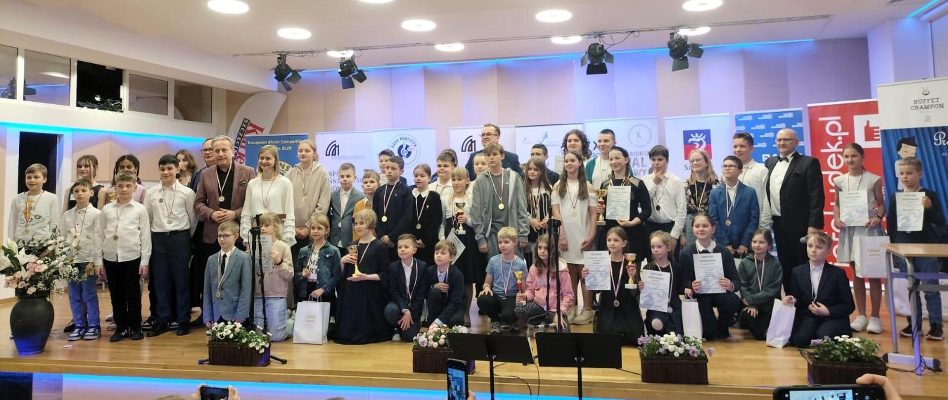 Na scienie liczna grupa młodzięzy - laureatów XI Zachodniopomorskiego Festiwalu Klarnetowego w Szczecinie.