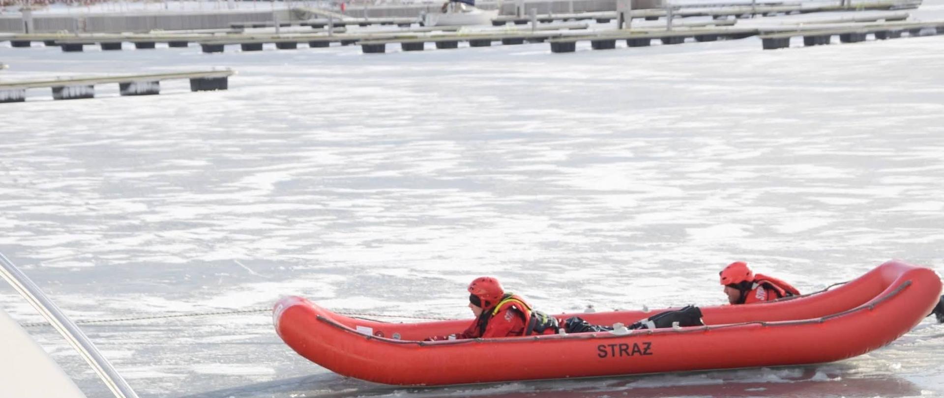 Ćwiczenia praktyczne na Zatoce Puckiej. Strażacy ćwiczą podejmowanie osób poszkodowanych z wody oraz techniki samo ratowania. 