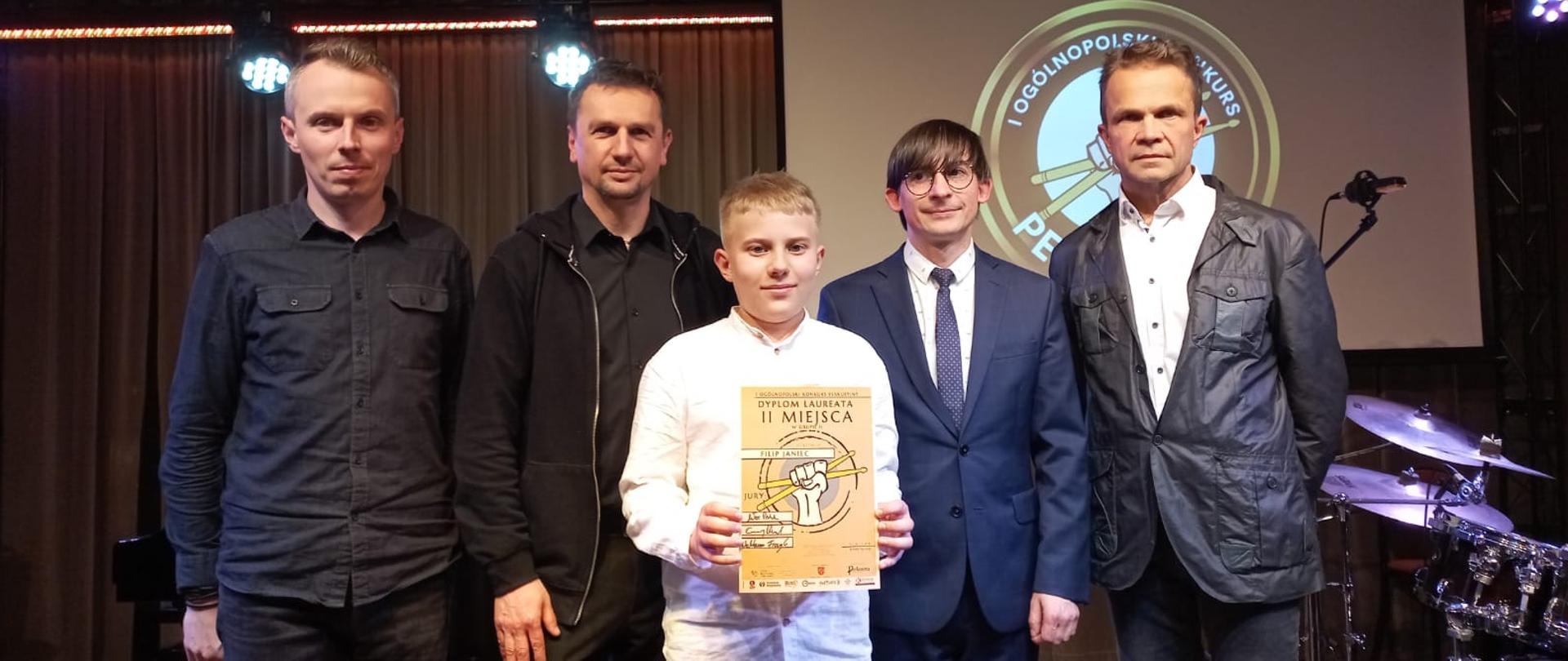 Filip Janiec uczeń klasy perkusji nauczyciela Karola Bika na konkursie w Niwiskach