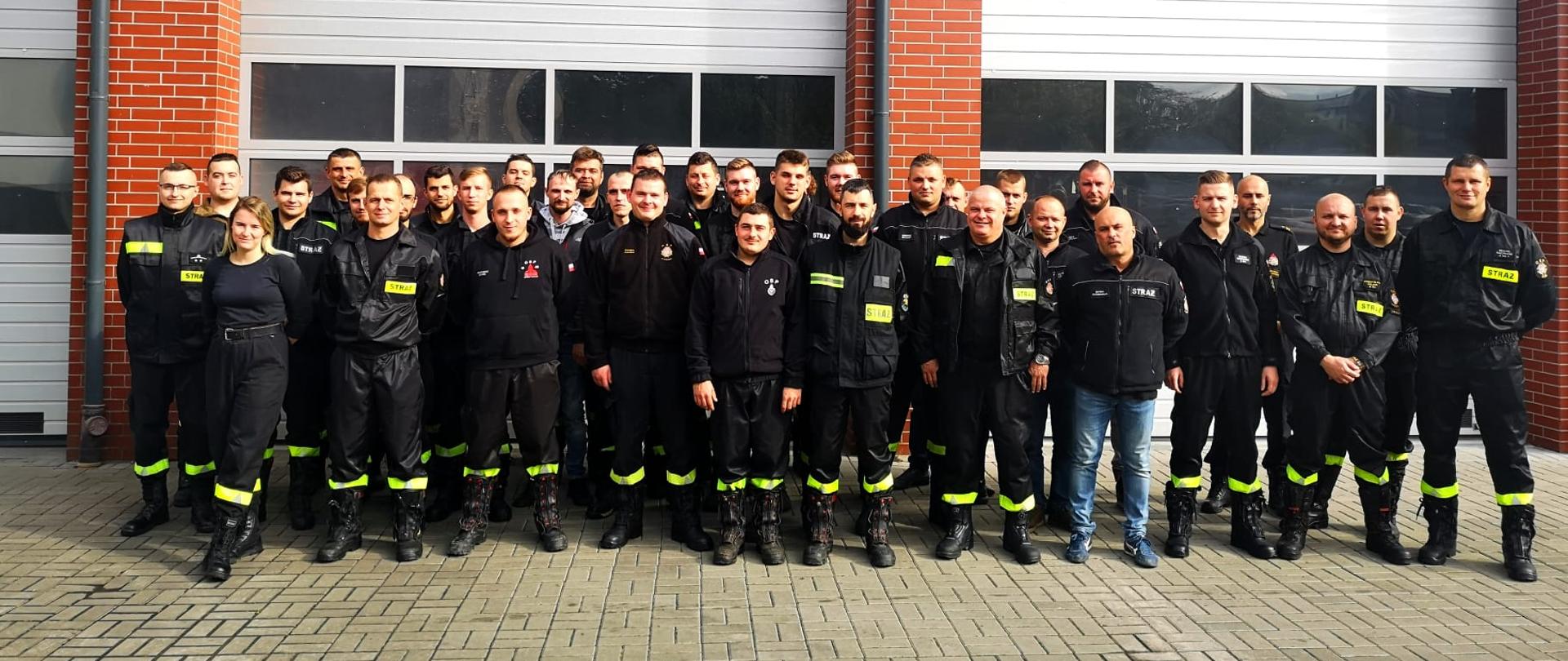 Druhowie po ukończeniu szkolenia kierującego działaniem ratowniczym