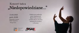 Plakat informujący o pracy dyplomowej Marii Charzewskiej. U góry po lewej stronie napis: Koncert tańca Niedopowiedziane. Poniżej data godzina i miejsce. U samego dołu logo Studium i Regionalnego Centrum Kultur Pogranicza. Po prawej stronie słuchaczka w tanecznej pozycji z rękoma uniesionymi do góry. 