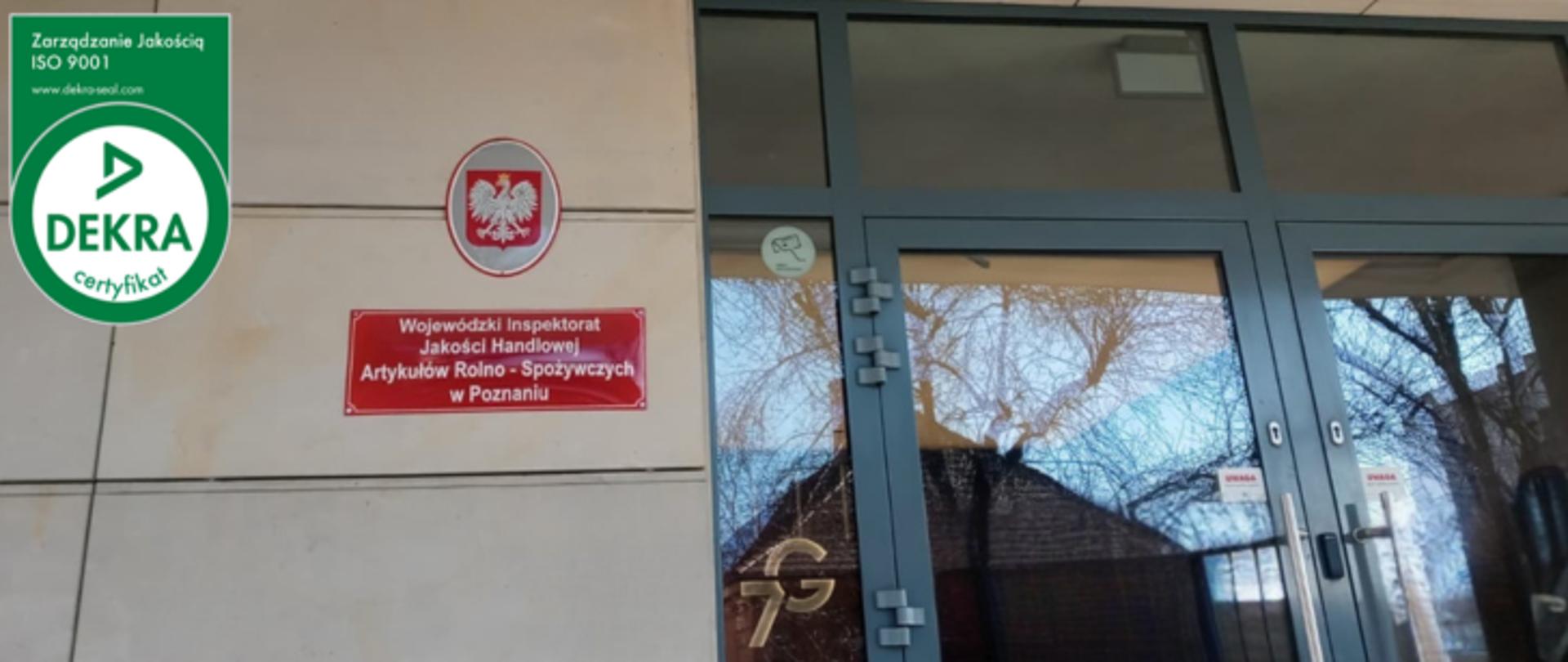Logo certyfikatu Dekry oraz tablica urzędu z orłem na tle wejścia do urzędu